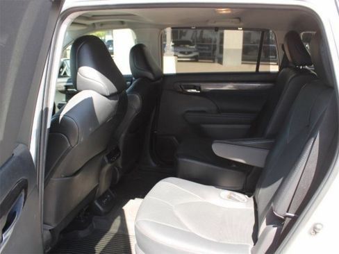 Used 2022 Toyota Highlander Limited image 11
