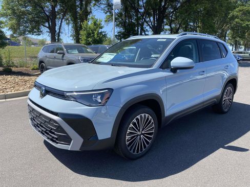New 2026 Volkswagen Taos SE FWD image 3