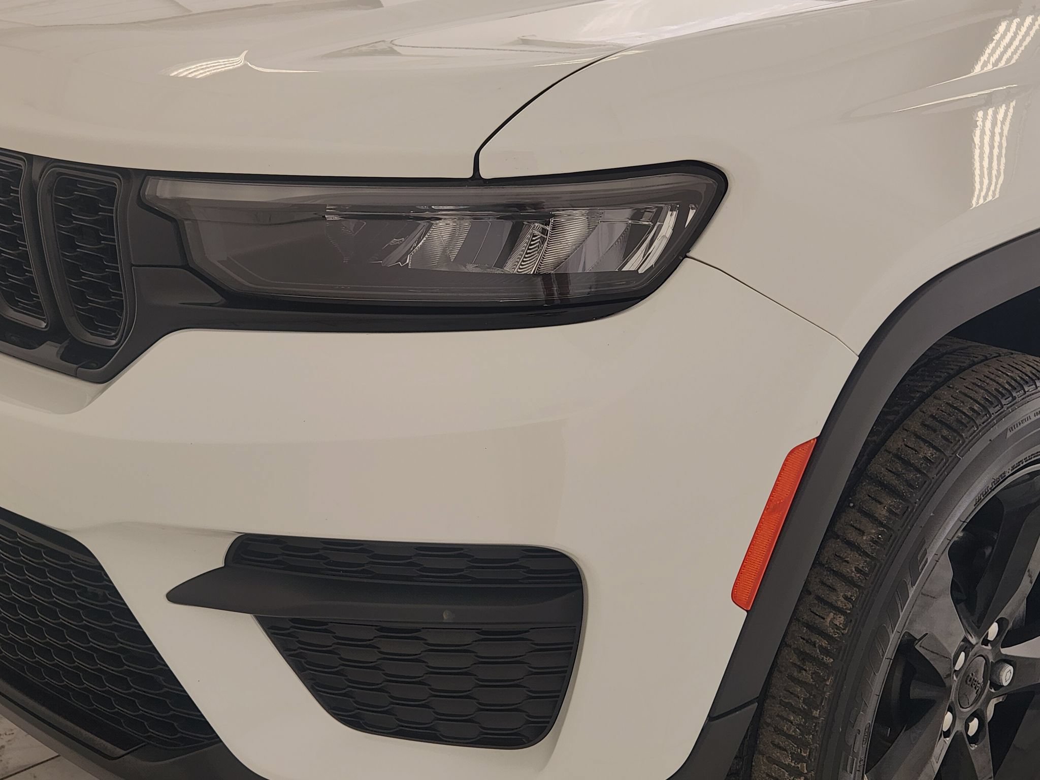 Used 2023 Jeep Grand Cherokee Altitude AWD/4WD image 9