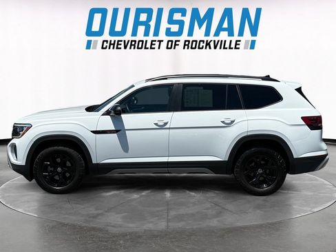 Used 2025 Volkswagen Atlas Peak Edition SE AWD/4WD image 3