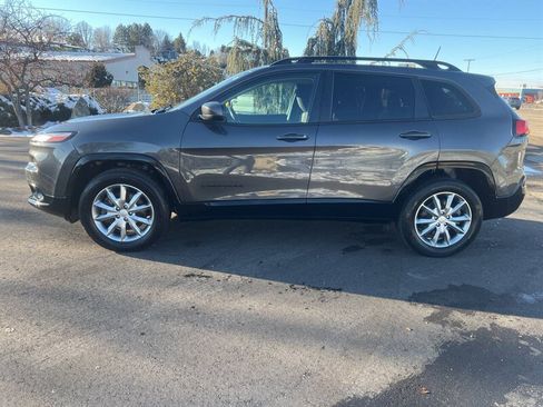 Used 2018 Jeep Cherokee Latitude AWD/4WD image 4