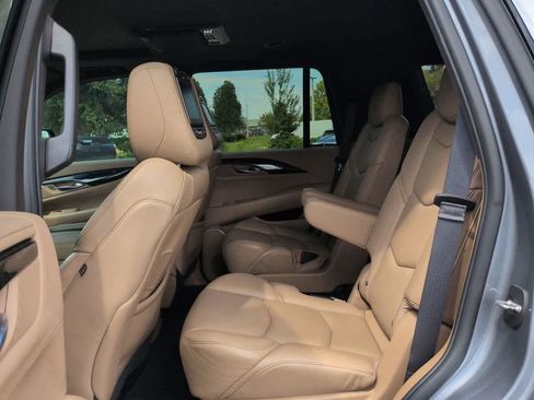 Used 2018 Cadillac Escalade Platinum RWD image 14