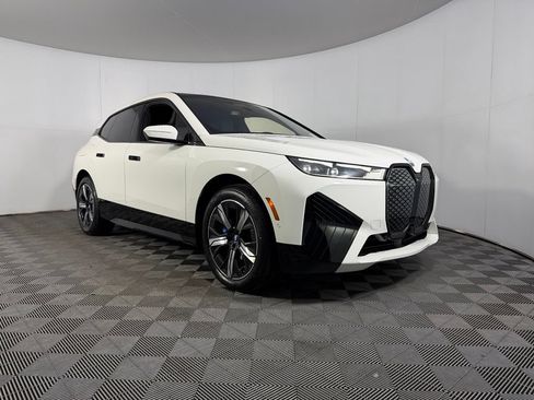 Used 2023 BMW iX xDrive50 w/ Sport Package AWD/4WD image 3