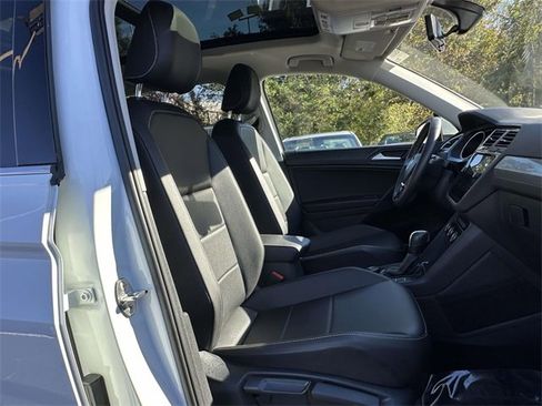 Used 2021 Volkswagen Tiguan SE w/ Panoramic Sunroof Package image 12