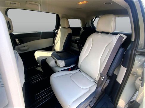 Certified 2025 Kia Carnival EX FWD image 18