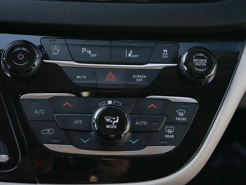 Used 2024 Chrysler Pacifica Touring-L image 18