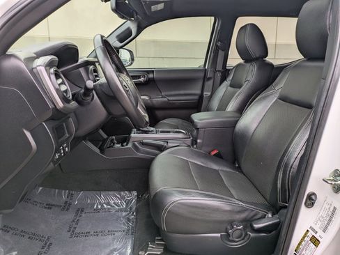 Used 2017 Toyota Tacoma TRD Off-Road AWD/4WD image 18