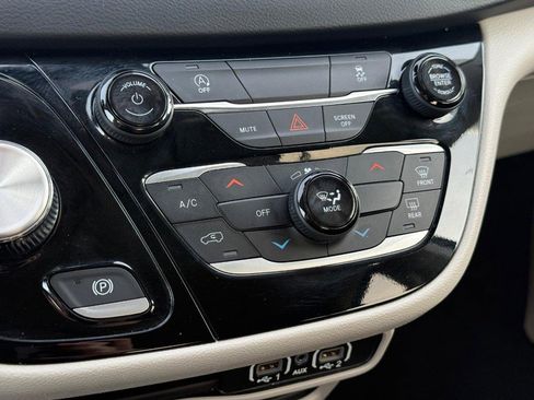 Used 2023 Chrysler Voyager LX image 20