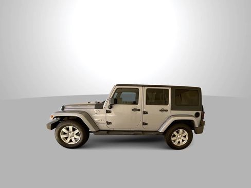 Used 2017 Jeep Wrangler Unlimited Sahara w/ Max Tow Package AWD/4WD image 5