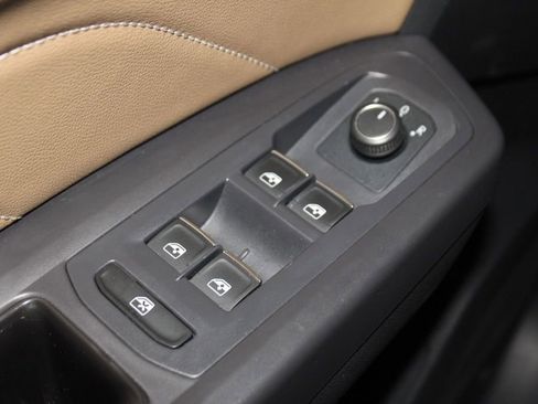 Used 2021 Volkswagen Atlas Cross Sport SE FWD image 19