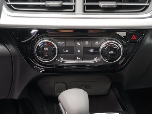 Used 2025 Chevrolet Trax LT w/ LT Convenience Package FWD image 25