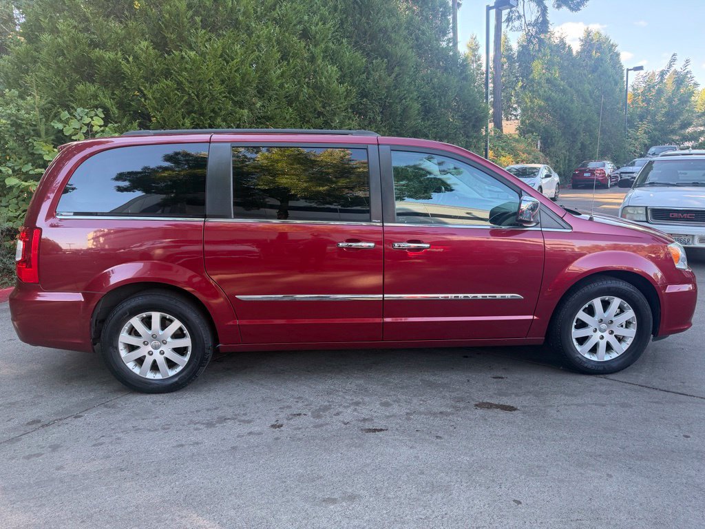 Used 2012 Chrysler Town & Country Touring-L w/ Driver Convenience Group FWD image 2