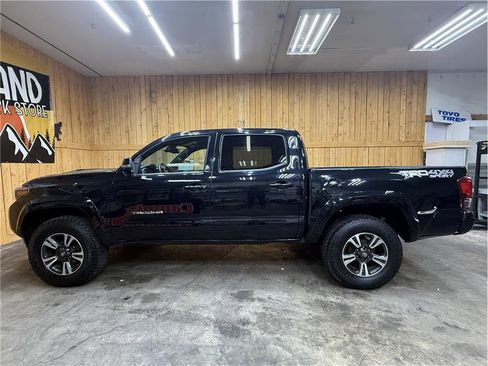 Used 2018 Toyota Tacoma TRD Sport AWD/4WD image 8