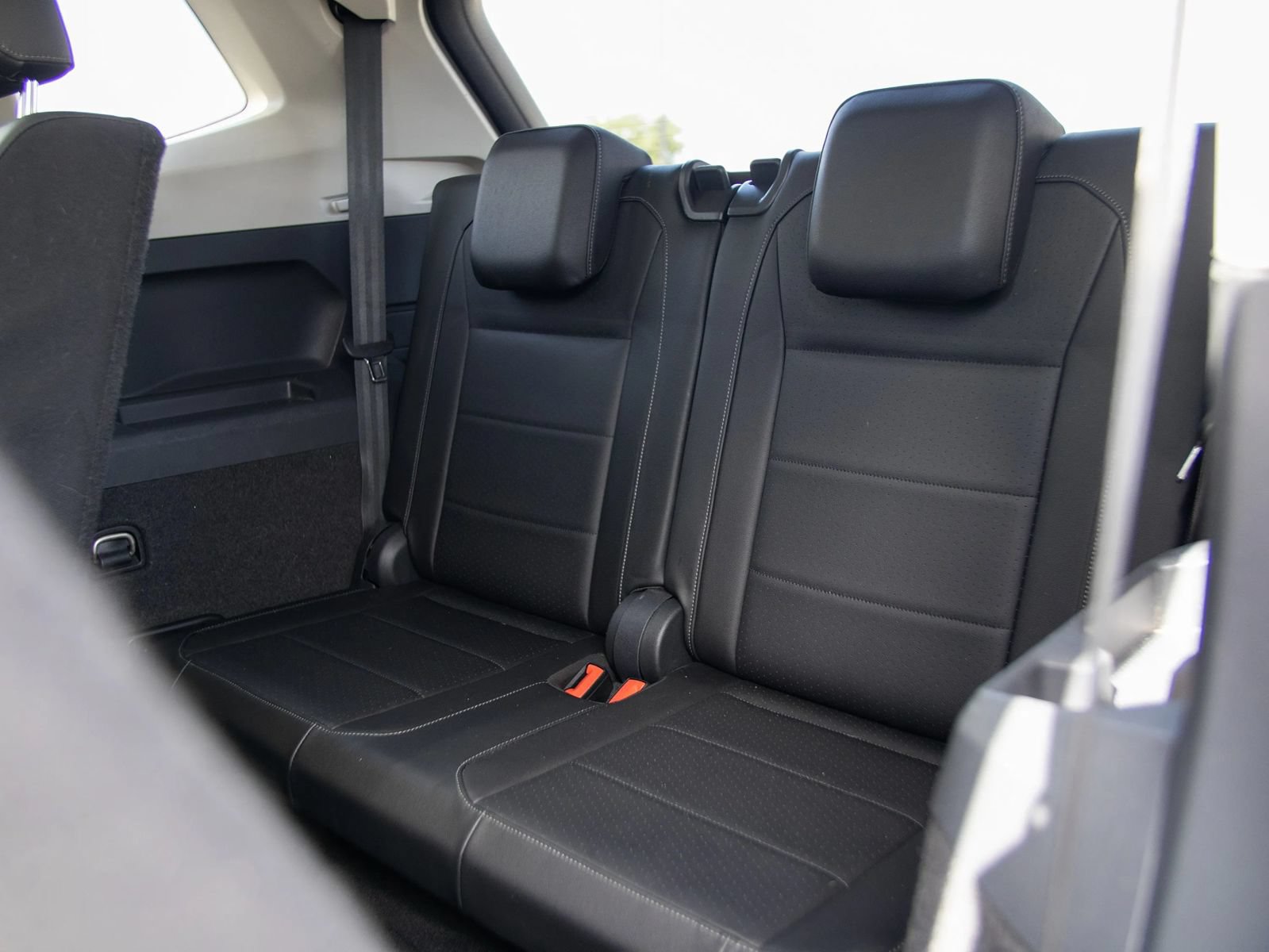 Used 2018 Volkswagen Tiguan SEL FWD image 25