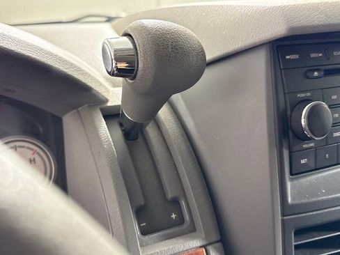 Used 2008 Chrysler Town & Country LX FWD image 29