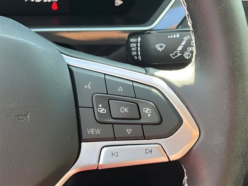 Used 2023 Volkswagen Tiguan SE w/ Panoramic Sunroof Package FWD image 11
