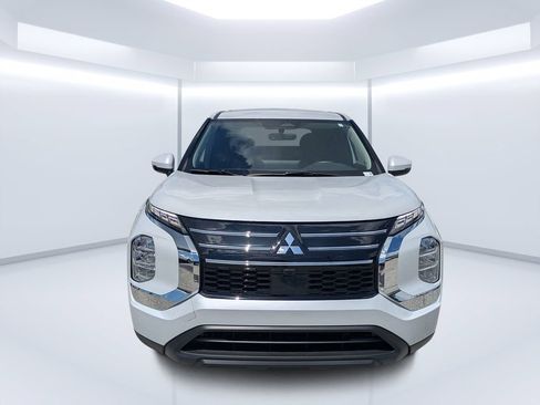 Used 2025 Mitsubishi Outlander ES FWD image 8