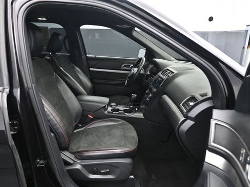 Used 2019 Ford Explorer XLT w/ Equipment Group 202A AWD/4WD image 9