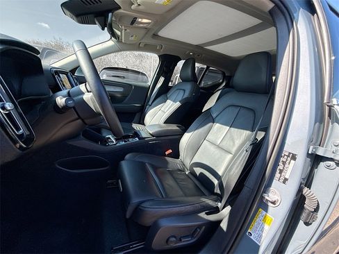 Used 2023 Volvo XC40 B4 Plus image 21