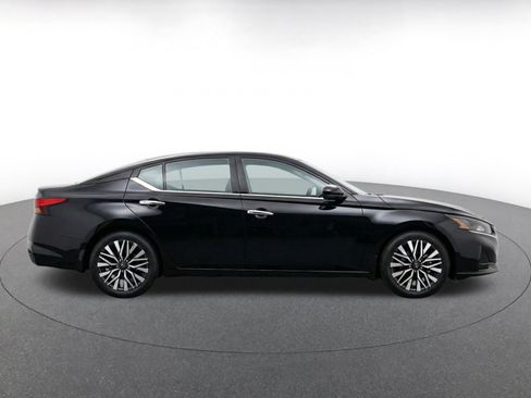 Used 2025 Nissan Altima 2.5 SV FWD image 14
