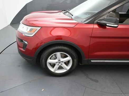 Used 2018 Ford Explorer XLT w/ Equipment Group 202A FWD image 9