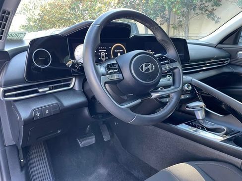 Used 2025 Hyundai Elantra SEL FWD image 9