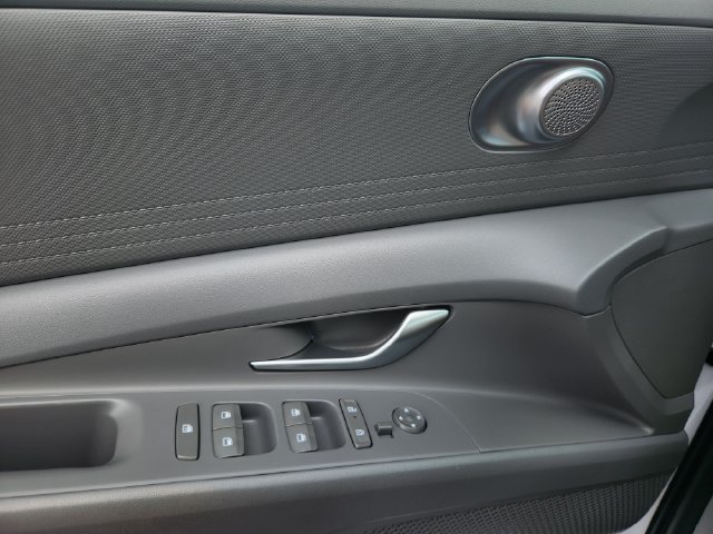 Certified 2025 Hyundai Elantra SE FWD image 10