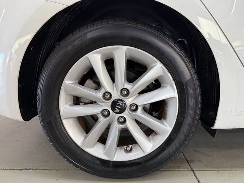 Used 2017 Kia Forte S image 32