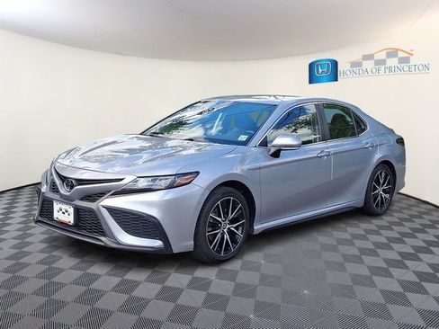 Used 2022 Toyota Camry SE AWD/4WD image 3