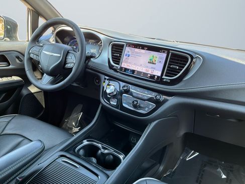 Used 2025 Chrysler Pacifica Premium FWD image 14