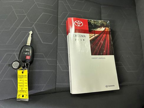 Used 2019 Toyota Tacoma TRD Sport AWD/4WD image 4
