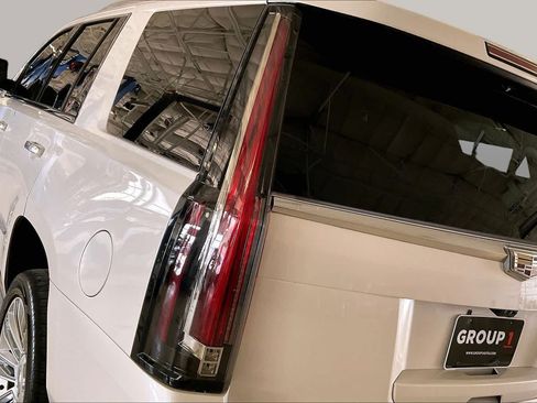 Used 2020 Cadillac Escalade Platinum AWD/4WD image 26