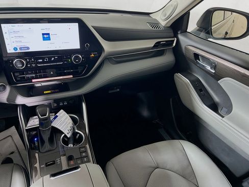 New 2026 Toyota Highlander Limited image 19