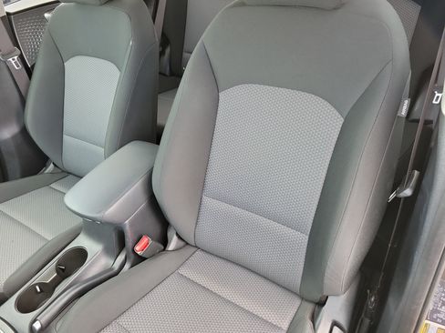 Used 2025 Kia Soul LX w/ LX Technology Package FWD image 11