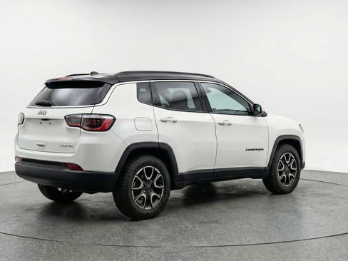 Used 2025 Jeep Compass Trailhawk AWD/4WD image 9