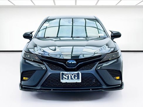 Used 2019 Toyota Camry SE FWD image 2