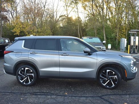 Used 2023 Mitsubishi Outlander SE image 9