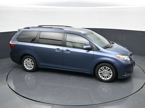 Used 2017 Toyota Sienna XLE FWD image 29