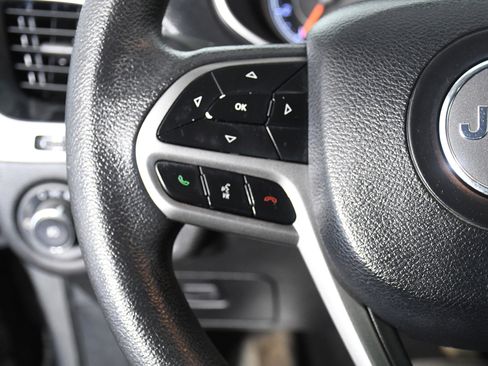 Used 2019 Jeep Cherokee Latitude w/ Popular Appearance Group image 11