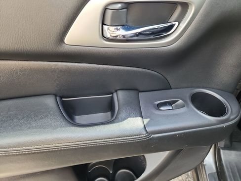 Used 2020 Nissan Pathfinder S image 37