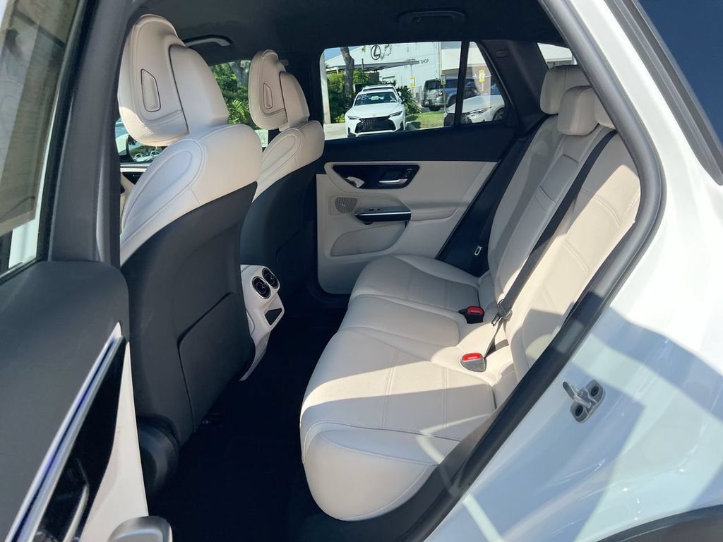 Used 2025 Mercedes-Benz GLC 300 image 17