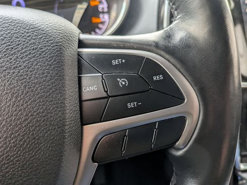 Used 2021 Jeep Grand Cherokee Laredo X image 16