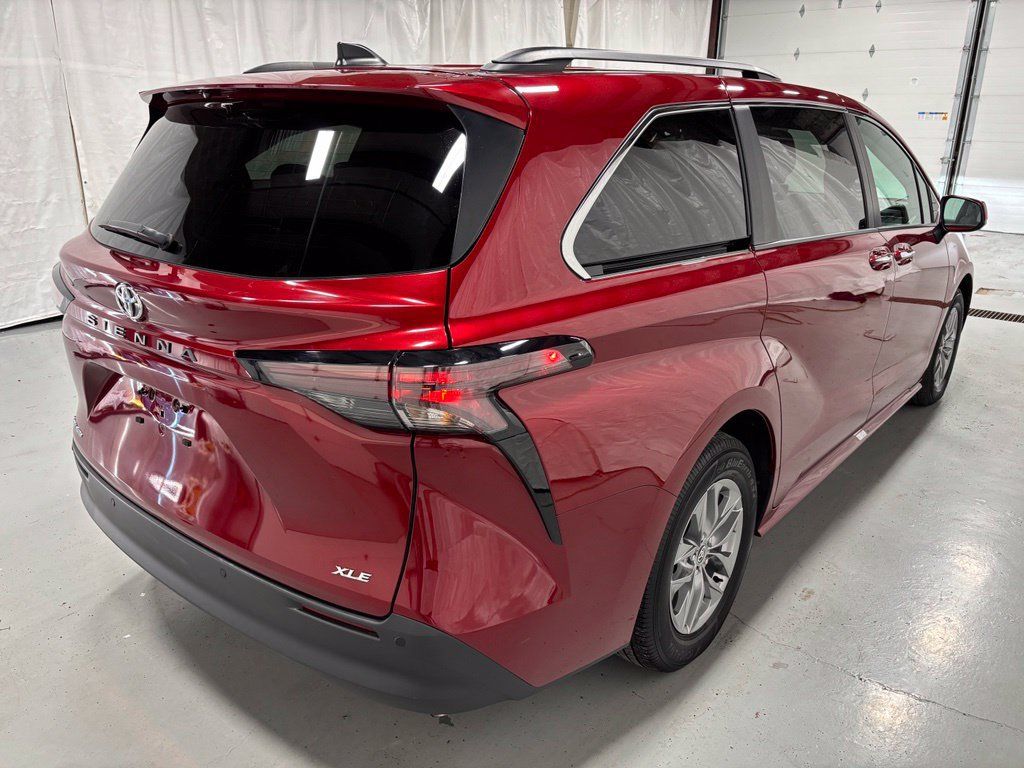 Used 2026 Toyota Sienna XLE AWD/4WD image 7
