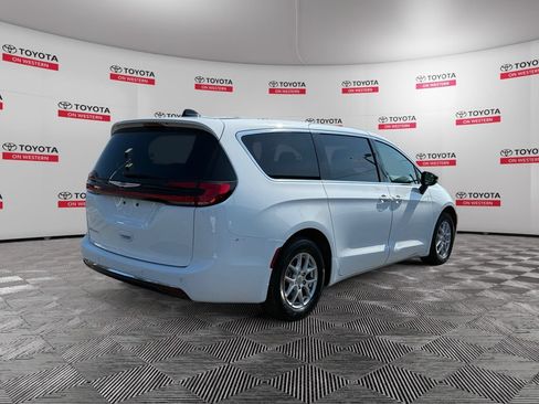 Used 2024 Chrysler Pacifica Touring-L FWD image 5