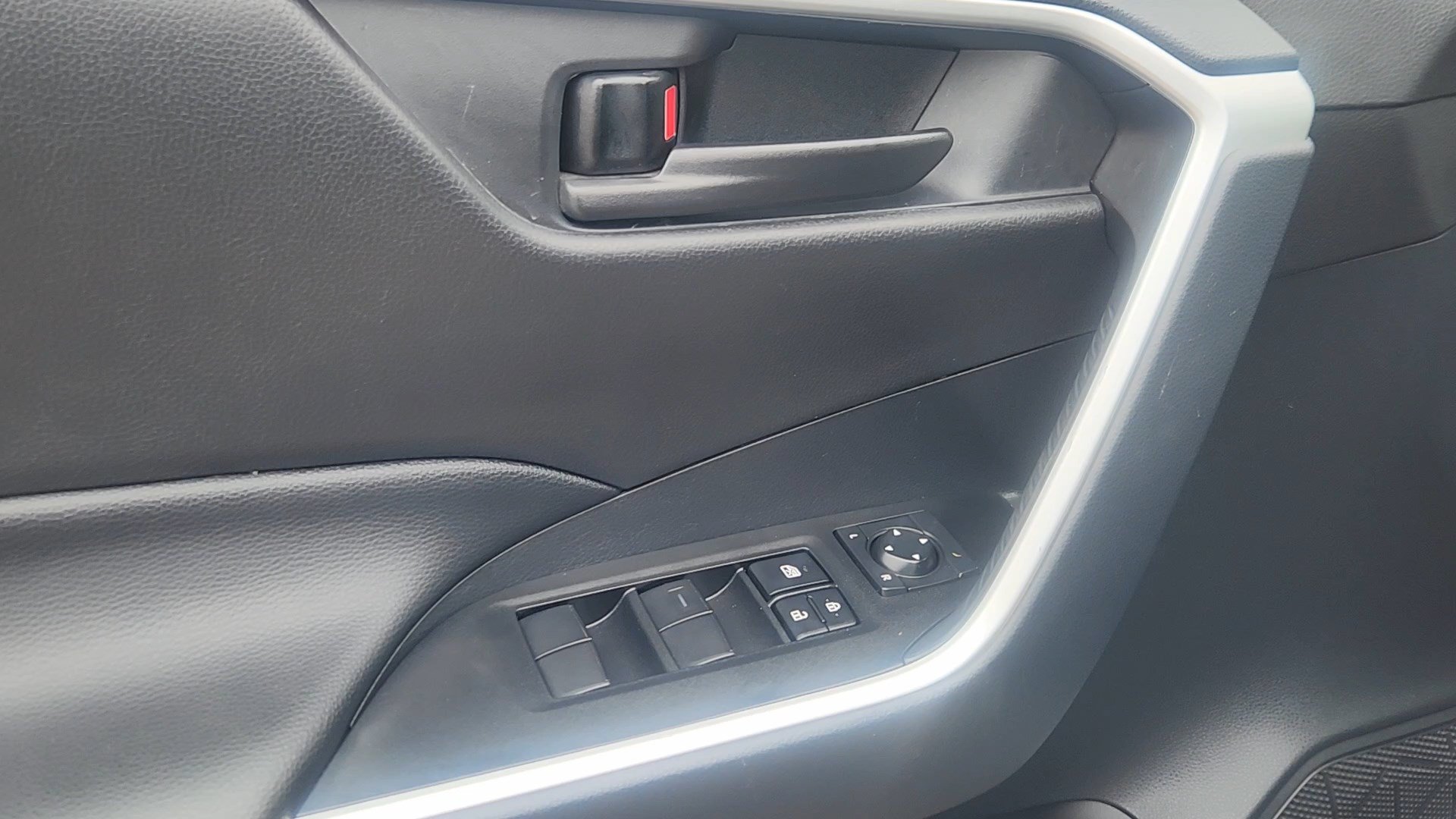 Used 2025 Toyota RAV4 LE AWD/4WD image 25