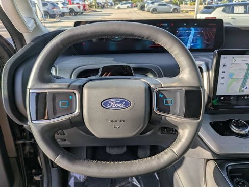 Used 2025 Ford Expedition Active AWD/4WD image 25