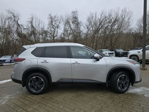 Used 2024 Nissan Rogue SV w/ SV Premium Package image 16