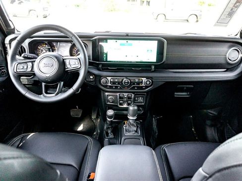 Used 2025 Jeep Gladiator Sport image 29