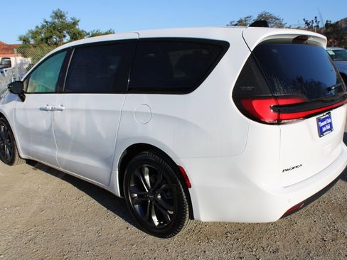 New 2026 Chrysler Pacifica Select image 6