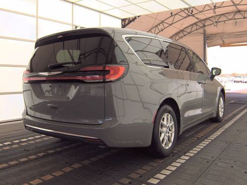 Used 2023 Chrysler Pacifica Touring-L image 4